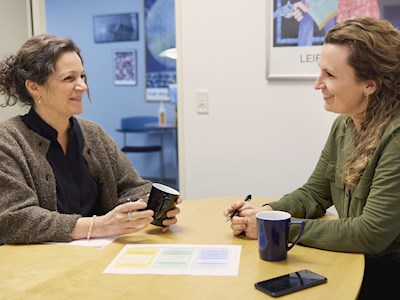 Velkommen til Selskab for LedereErgoterapeutforeningens Selskab for Ledere blev dannet 10. november 2011 og gendannet i november 2023 med en ny bestyrelse. Lederselskabet har til opgave at fungere som de ergoterapeutfaglige lederes netværk og styrke det kollegiale sammenhold blandt ergoterapeuter ansat i ledende stillinger eller på lederoverenskomst og lignende jf. selskabets vedtægter.Om osFaglig inspirationMeld dig ind